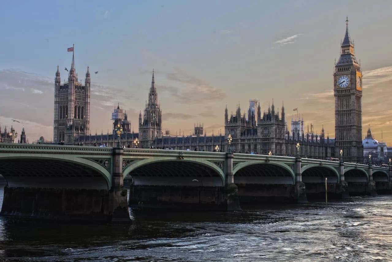 Savvy Explorations: What Every Traveller to London Must Know
